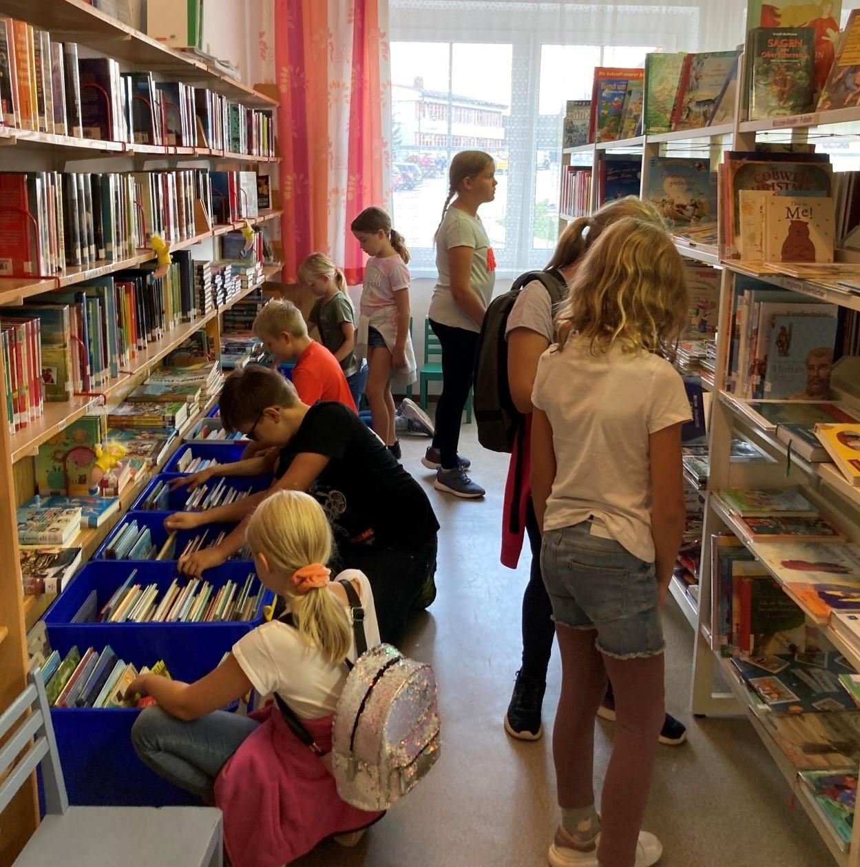 Kinder in der Bibliothek