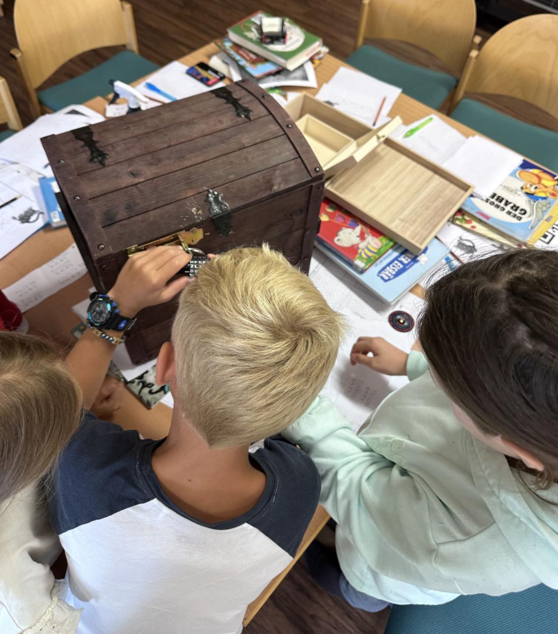 Actionbound Das verschwundene Buch, Kinder in der Bibliothek
